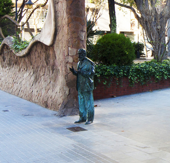 Escultura a A.Gaudi Casa Miralles
